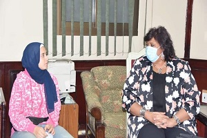 وزيرة الثقافة تستقبل الطالبة هبة بائعة التين وتقرر دعمها بمنحة مجانية بمركز تنمية المواهب