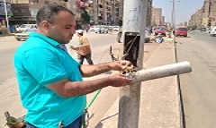 تطوير أعمدة الإنارة بمساكن المحافظة وشارع مؤسسة الزكاة